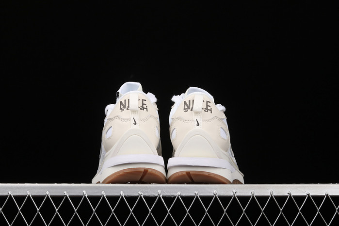 sacai x nike vaporwaffle "sail" dd1875-100