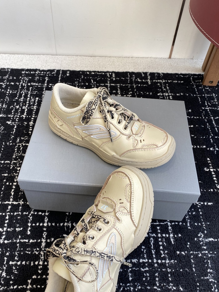 Ba1en*iaga hamptons worn-out