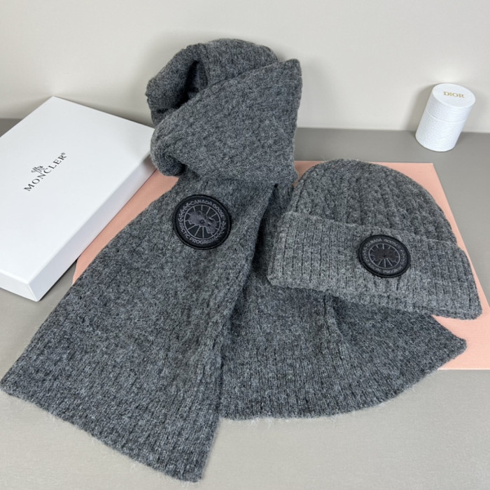 Can*a G00se hat and scarf