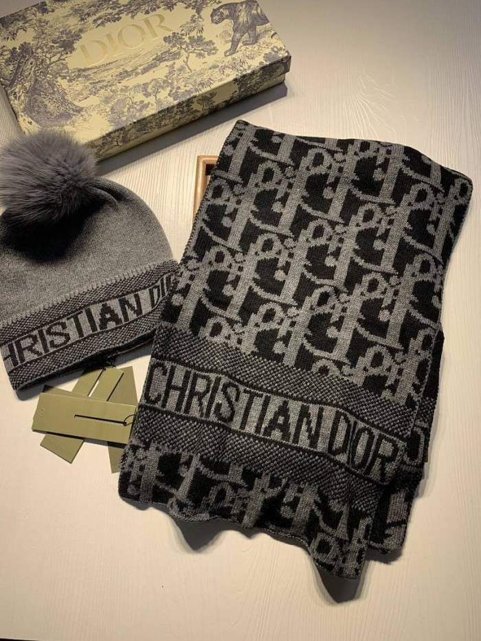 D1OR HAT AND SCARF