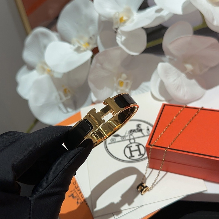 H**me5 bracelet and necklace