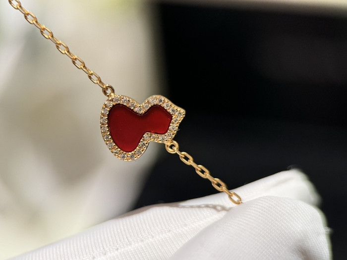 V*n Cl**f &arpels bracelets