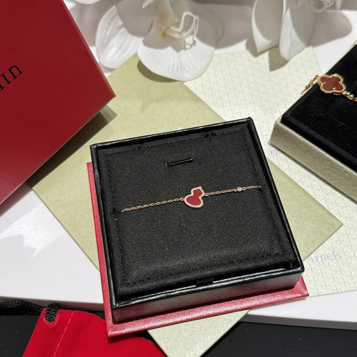 V*n Cl**f &arpels bracelets