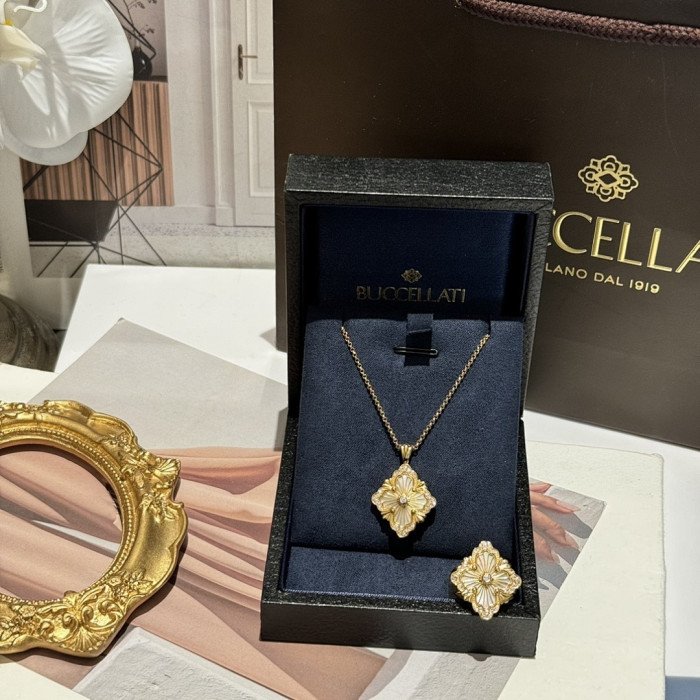 BUCCELLATI NECKLACE AND RING