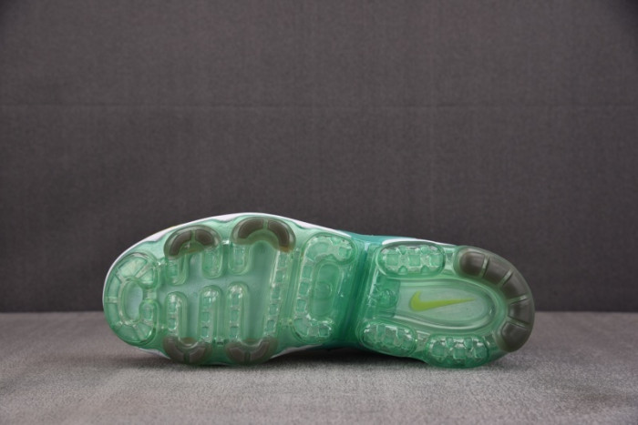 NIKE AIR VAPORMAX Plus CI9900-300