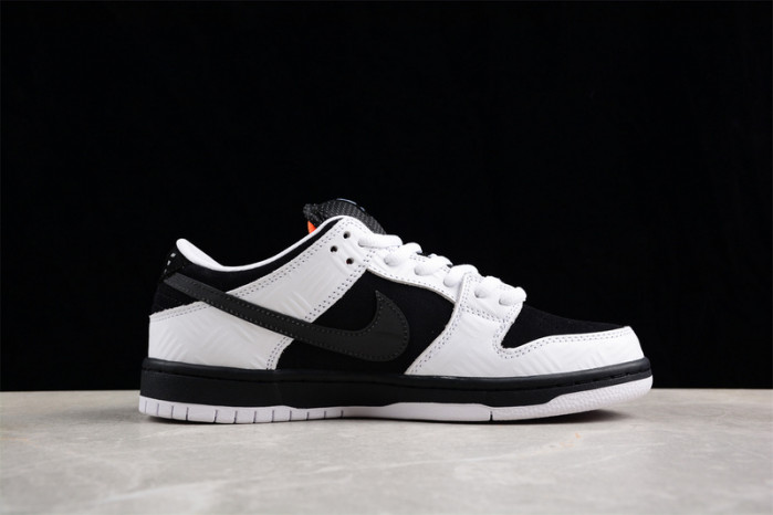 tightbooth x nike sb dunk low fd2629-100